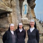 Vor der Lourdesgrotte