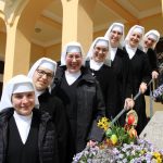 Novizinnen vor der Klosterpforte