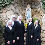 Vor der Lourdesgrotte