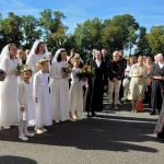 Der Erzbischof freut sich über die Begrüßung.