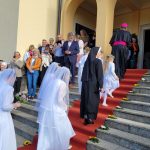 Einzug ins Mutterhaus über den geschmückten roten Teppich