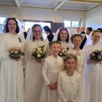 Gruppenfoto der Bräute mit den weißen Mädchen