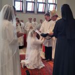 Übergabe des Ordenskleides an Birte