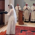 Rebekka zieht mit dem Ordenskleid aus der Kirche aus.