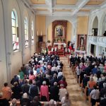 Blick in die übervolle Mutterhauskirche