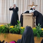 Der Inhalt des Pakets wird inspiziert.