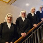 Die vier neuen Novizinnen im Treppenhaus