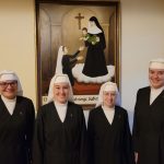 Die vier neuen Novizinnen vor dem Bild der Gründerin