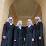 Die vier neuen Novizinnen am Klosterportal