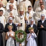 Gruppenbild vor dem Mutterhaus