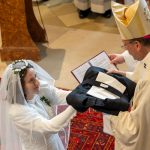 Übergabe des Ordenskleides