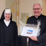 S. Provinzoberin bedankt sich bei Pfr. Kemmer.