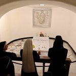 Am Grab von Papst Benedikt XVI.