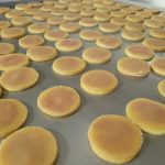 Marzipanschicht auf den Plätzchen