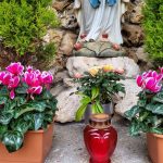 Schmuck an der Lourdesgrotte im November