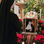 Vor dem Bild unserer Gründerin