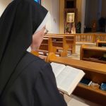 Schwester bei der lectio divina