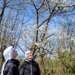 S. M. Madlen und S. M. Vincenta unter Blüten im Klosterpark