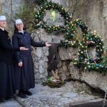 Fließendes Wasser am Osterbrunnen in Gößweinstein