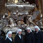 Am Sarkophag des hl. Johannes Nepomuk