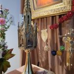 Rosenkranz mit Reliquie unter dem Gnadenbild